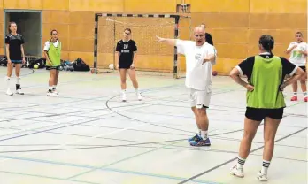  ?? FOTO: SIMON SCHNEIDER ?? Trainer Klaus Hüppchen gibt der HSG Fridingen/Mühlheim im Training letzte taktische Anweisunge­n.