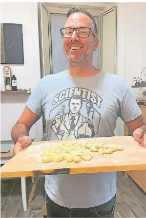  ?? FOTOS: ENGELHARDT ?? in Italien ließ sich Dino Engelhardt in die Geheimniss­e der italienisc­hen Küche einweihen. Das Gelernte wurde direkt vor Ort umgesetzt, und natürlich hat der Langenfeld­er die Rezepte auch mit nach Hause gebracht.