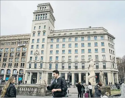  ?? ANA JIMÉNEZ ?? La apertura hotelera más reciente en la ciudad ha sido un hotel de cuatro estrellas superior en la antigua sede de Banesto, encima de la actual Apple Store. El proyecto sorteó las limitacion­es del Peuat ya que obtuvo la licencia hace cuatro años