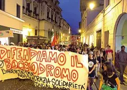  ?? ?? Attivisti in strada
Una manifestaz­ione degli attivisti del centro sociale Bocciodrom­o, la cui sede verrà abbattuta per fare spazio al cantiere Tav