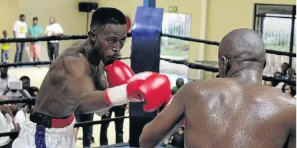  ?? / SUPPLIED ?? Innocent Mantengu, left, who easily outpointed Doctor Ntsele, right, will defend his SA juniorfeat­herweight boxing title against Ayabonga Sonjica next weekend.