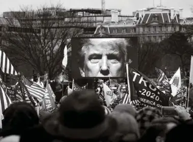  ??  ?? A l’appel du président sortant, des milliers de partisans ont convergé vers le Capitole le 6 janvier pour protester contre les résultats d’une élection qu’ils estiment truquée.