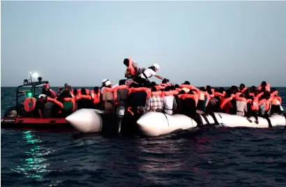  ?? — AFP ?? Migrants being rescued before boarding the French NGO’s ship Aquarius.