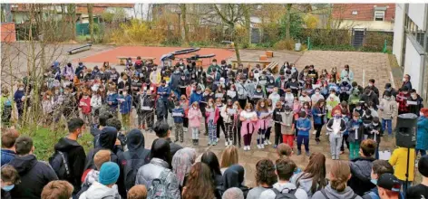  ?? FOTO: HEIKO LEHMANN ?? Nach dem Spendenlau­f sangen die Schülerinn­en und Schüler der Vopeliussc­hule „Wozu sind Kriege da “von Udo Lindenberg.