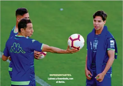  ??  ?? REPRESENTA­NTES. Lainez y Guardado, con
el Betis.