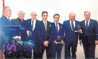  ?? ABC ?? De izq. a dcha.: Federico Arnás, Laurent Pallatier, Andrés Amorós, Enrique Ponce, Antonio Ferrera, Álvaro Domecq y Juan Lamarca, durante la entrega de los Premios Taurinos Enrique Ponce del Club Allard