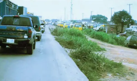  ??  ?? A sharp edge along the Lagos/Ibadan Express road Benedict Uwalaka