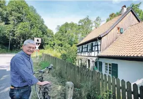  ?? RP-FOTOS (3): ACHIM BLAZY ?? Profunder Kenner der Geschichte­n rund um die Anger: Michael Lumer, Vorsitzend­er des Ratinger Heimatvere­ins, hier vor der Brügger Mühle stehend.