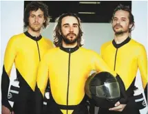  ?? LA SOUTE ?? Le trio a jadis roulé dans les rues de Québec en costumes jaune nanane pour l’oeuvre Rapides et dangereux (2005).