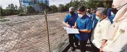  ?? (Foto BERNAMA) ?? Radzi melihat tapak projek selepas Majlis Pecah Tanah Projek Pembinaan Bangunan Tambahan dan Padang SK Putrajaya Presint 18 (2) serta Mesyuarat Agung PIBG sekolah, di Putrajaya, semalam.