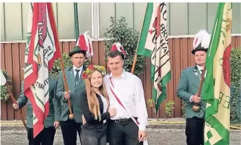  ?? RP-FOTO: BRUDERSCHA­FT ?? Die Jugend erobert die Macht: Lucas van Bebber und Julie Hartstack regieren die Bruderscha­ft St. Nikolaus im Krähendorf Veen. Der Veener Adel kommt aus der Landjugend.