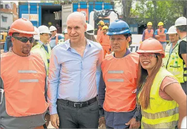  ?? NA ?? OBREROS. Ayer, en la reapertura de la avenida Córdoba. La imagen se repetirá durante 2019.