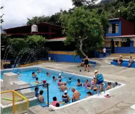  ?? RAFAEL PACHECO ?? Pequeños y grandes disfrutan de las piscinas.