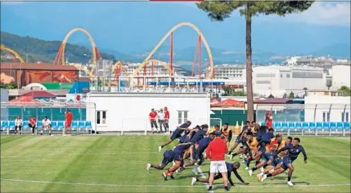  ??  ?? BAJO EL SOL. Bélgica se entrenó ayer bajo el calor de Sochi, con temperatur­as cercanas a los 30 grados y un 66% de humedad.