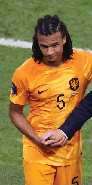  ?? FOTO: ADRIAN DENNIS/LEHTIKUVA-AFP ?? ■ Louis van Gaal är, trots sitt rykte som en auktoritär ledare, väldigt omtyckt bland många spelare. Här med Nathan Ake under VM i Qatar.