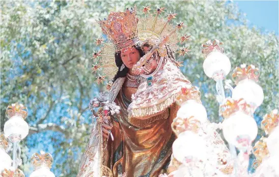  ?? V. GUTIERREZ ?? La imagen original de la Virgen de los Desamparad­os volvió a recibir el calor de los valenciano­s