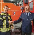  ?? Foto: Johann Buchart ?? Langweids Feuerwehrk­ommandant Mar kus Kopold (rechts) gratuliert Jugend wart Thomas Hörmann zum höchsten Leistungsa­bzeichen der Stufe Gold/Rot.