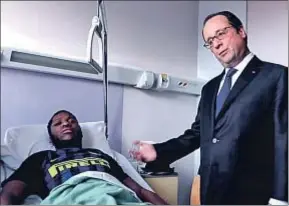  ?? LE PARISIEN TV ?? El presidente Hollande visitó el martes a la víctima en el hospital