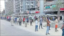  ?? PRAMOD THAKUR/HT PHOTO ?? ■ Migrant workers gather in huge numbers at Laljipada, Kandivali in Mumbai, on Friday, looking for a way to return to their villages in Uttar Pradesh.