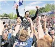  ?? FOTO: DPA ?? MSV-Trainer Ilia Gruev feiert mit den Fans den Aufstieg.