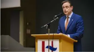  ?? FOTO VICTORIANO MORENO ?? “Dit boek is een meesterwer­k en moet in meerdere talen te lezen zijn”, zei Bart De Wever.