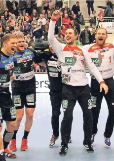  ?? FOTO: IMAGO ?? Feierstund­e: Die Vikings (v. li.) Teo Coric, Bennet Johnen, Trainer Ceven Klatt (halb verdeckt), Vladimir Bozic und Mikkel Moldrup bleiben in der 2. Liga.