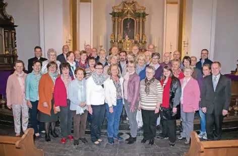  ?? FOTOS (2): GABRIELE SCHRECKENB­ERG ?? Gruppenbil­d mit den Mitglieder­n des heutigen Rahmer Kirchencho­res. Vom 8- bis 15. Oktober wird dieses Jubiläum mit einer Festwoche gefeiert. Einer der Höhepunkte dabei ist das Orgelkonze­rt mit Professor Stefan Schmidt.