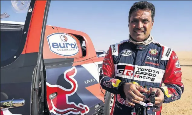  ?? ?? El piloto qatarí Nasser Al Attiyah, líder de la clasificac­ión general de coches, posa delante de su Toyota al terminar una etapa del Dakar 2022.