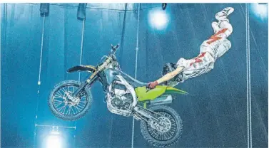  ?? FOTO: ARNULF STOFFEL ?? Ein Mitglied der „Mad Flying Bikes“springt mit seinem Motorrad akrobatisc­h durch das Zirkuszelt.