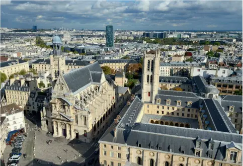  ??  ?? Vue aérienne du Quartier Latin, avec la tour Clovis du lycée Henri IV et l’église Saint-Étiennedu-Mont.
