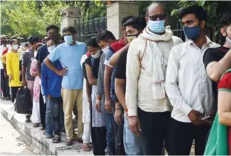  ??  ?? Des Indiens font la queue pour se faire vacciner contre la Covid-19