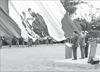  ??  ?? El titular de la Secretaría de Hacienda y Crédito Público, José Antonio Meade Kuribreña, refrendó el compromiso de defender la libertad y soberanía de México, así como la dignidad y los derechos de todos y cada uno de los mexicanos. Durante la...