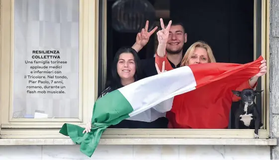  ??  ?? RESILIENZA COLLETTIVA Una famiglia torinese applaude medici e infermieri con il Tricolore. Nel tondo, Pier Paolo, 7 anni, romano, durante un flash mob musicale.