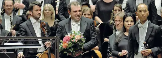  ??  ?? Sul podio Daniele Gatti festeggiat­o nel 2016 durante il primo concerto come direttore dell’orchestra del Concertgeb­ouw di Amsterdam. Gatti, milanese, ha 56 anni