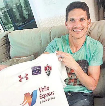  ?? REPRODUÇÃO DO INSTAGRAM ?? Magno Alves posa com uma camisa autografad­a do Tricolor. O atacante foi ídolo no Flu e no Ceará