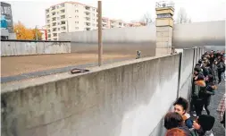  ?? FABRIZIO BENSCH/REUTERS ?? Lembrança. Memorial do muro perto de túnel usado em fugas