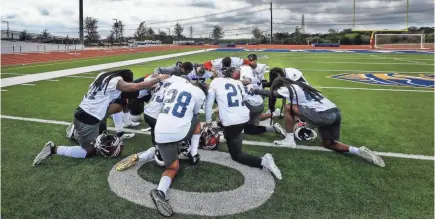  ?? MARK WEBER/USA TODAY NETWORK ?? The Memphis Express team huddles up for a prayer after morning practice during training camp in San Antonio. The eight teams in the Alliance of American Football league begin play Saturday.