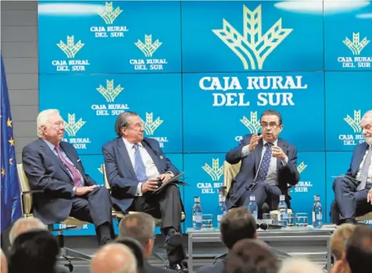  ??  ?? De izquierda a derecha, José Luis García Palacios, Francisco Vázquez, Francisco Robles, Jaime Mayor Oreja y Alfonso de Julios, durante el debate