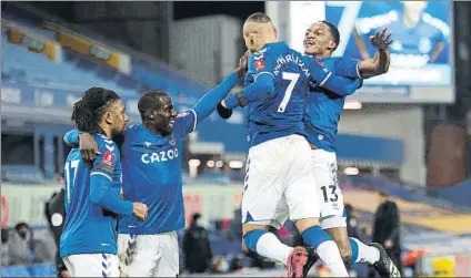  ?? FOTO: GETTY ?? Los jugadores del Everton, Yerry Mina incluido, celebrando uno de los cinco goles que lograron ante el Tottenham
Leicester City, 1
Brighton, 0
Gol:
Estadio: Árbitro:
Sheffield United, 1