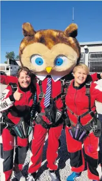  ??  ?? ●●Sam Gibbons (left) and Niki Jennings (right) with Lady Barn’s mascot, Barney The Barn Owl, before their jump from Garstang