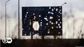  ??  ?? Дорожный указатель со следами боев в Донецкой области