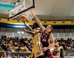  ?? Reyer ?? Una vittoria «pesante» a Torino: in foto Bramos stoppa Mbakwe