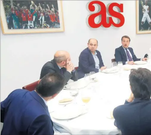  ??  ?? HABLANDO DEL LEVANTE Y DEL FÚTBOL EN GENERAL. Tomás Roncero, Héctor Martínez, Matallanas, Quico Catalán, Alejandro Elortegui, A