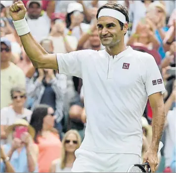  ?? FOTO: AP ?? Roger Federer se exhibió a costa de Lukas Lacko. El campeón dio un auténtico recital en la pista central