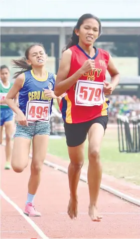  ?? SUNSTAR FOTO / ALEX BADAYOS ?? BIRTHDAY GIRL. Running without shoes was not a problem forJoan Alinsunod after winning the 1,500-meter run barefoot.