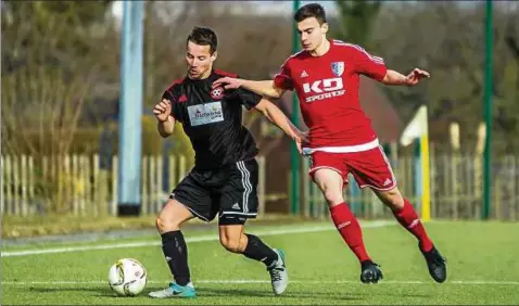  ??  ?? Neben Florian Serick (links, hier im Heimspiel gegen Heiligenst­adt) müssen Wacker Gothas Verbandsli­ga-fußballer heute im Heimspiel gegen den SC Weimar auf sieben weitere Stammspiel­er verzichten. Somit muss die Burkhardt-elf erneut zum Teil wieder auf...