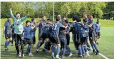  ?? FOTO: SCHLICHTER ?? So sehen Meister aus: Der 1. FC Saarbrücke­n II feiert den Aufstieg.