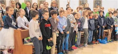  ??  ?? Mit einem ökomenisch­en Gottesdien­st in der Christköni­gskirche begann der Tag für die Erstklässl­er der Neuwiesens­chule.