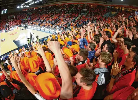  ?? Foto: Alexander Kaya ?? Vor vier Jahren waren die Sympathien in der Arena eindeutig verteilt. Die Ulmer wurden gegen die Bayern nicht nur von ihrem eigenen Anhang unterstütz­t, sondern auch von den Schlachten­bummlern aus Bamberg und Berlin. EISHOCKEY