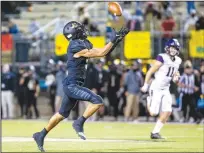  ?? (Special to NWA Democrat-Gazette/David Beach) ?? Bentonvill­e’s Charles Nimrod (left) catches the ball for long touchdown in the second quarter.